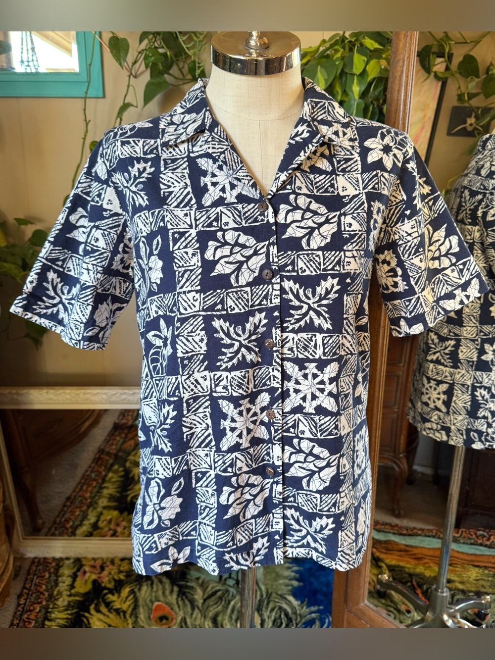 Reserve Hawaiian Collection Shirt Women’s Medium Navy Floral Hawaii Paradise